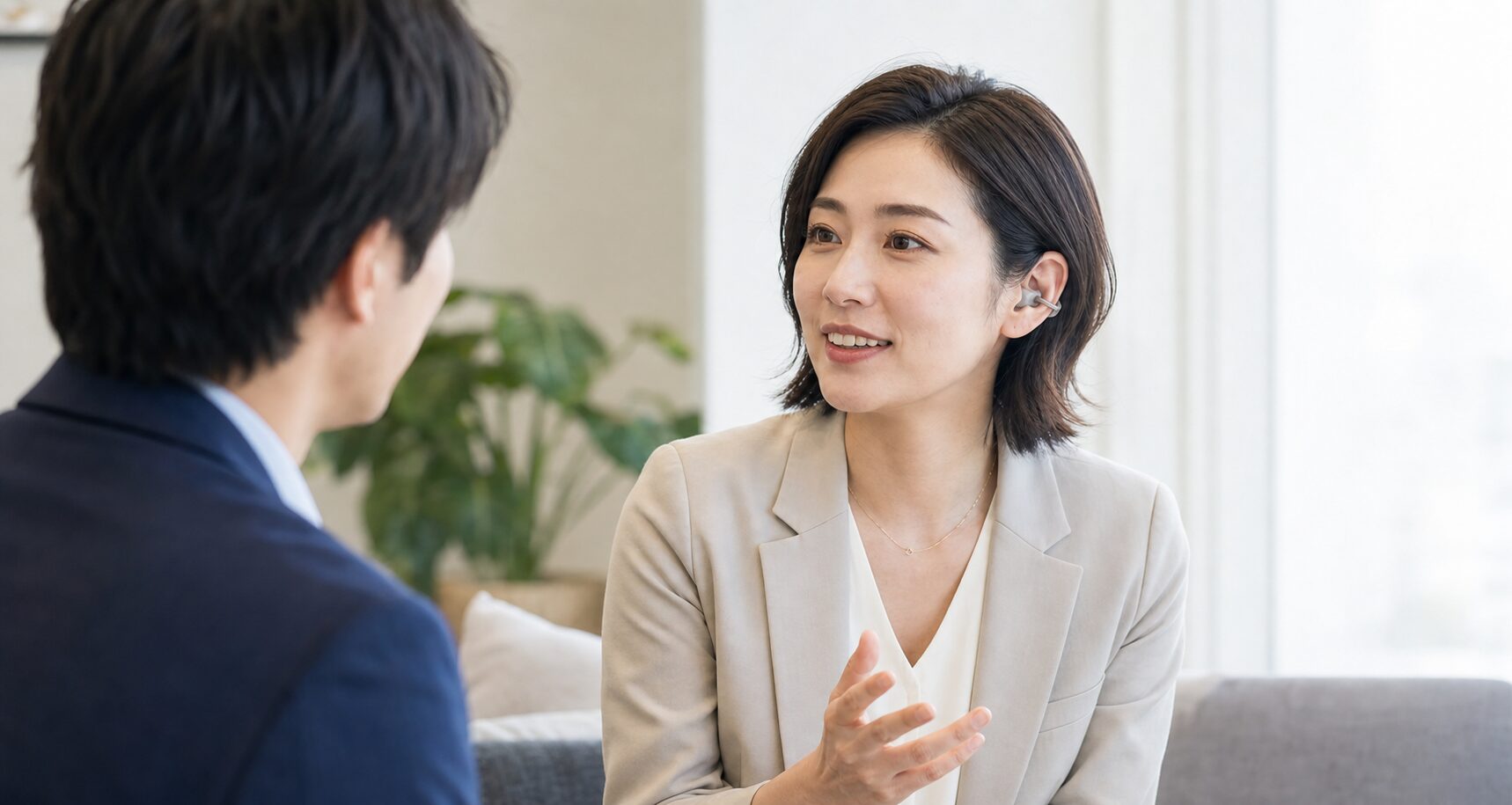 オープンイヤー型の聞こえ補助機器を使って会話する利用イメージ