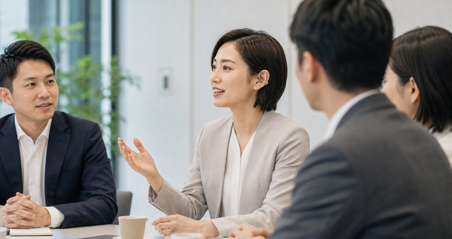 会議や接客の現場で自然に音を聞き取る働き方のイメージ
