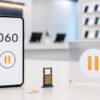 060番号の提供延期をスマートフォンとSIMカードで表す通信カウンターのイメージ