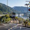 復旧した地方鉄道の踏切と試運転列車を地域の生活道路から見るアイキャッチ