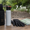 クマ撃退スプレーの7.5mと6秒の目安を示す登山口の準備デスク