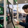 ガソリン補助金28.2円/Lと店頭価格を給油前に見る人のイメージ