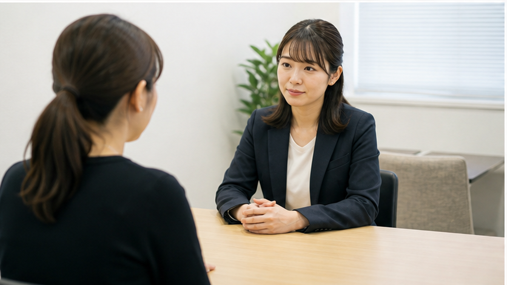 社内相談窓口で落ち着いて話を聞く担当者のイメージ