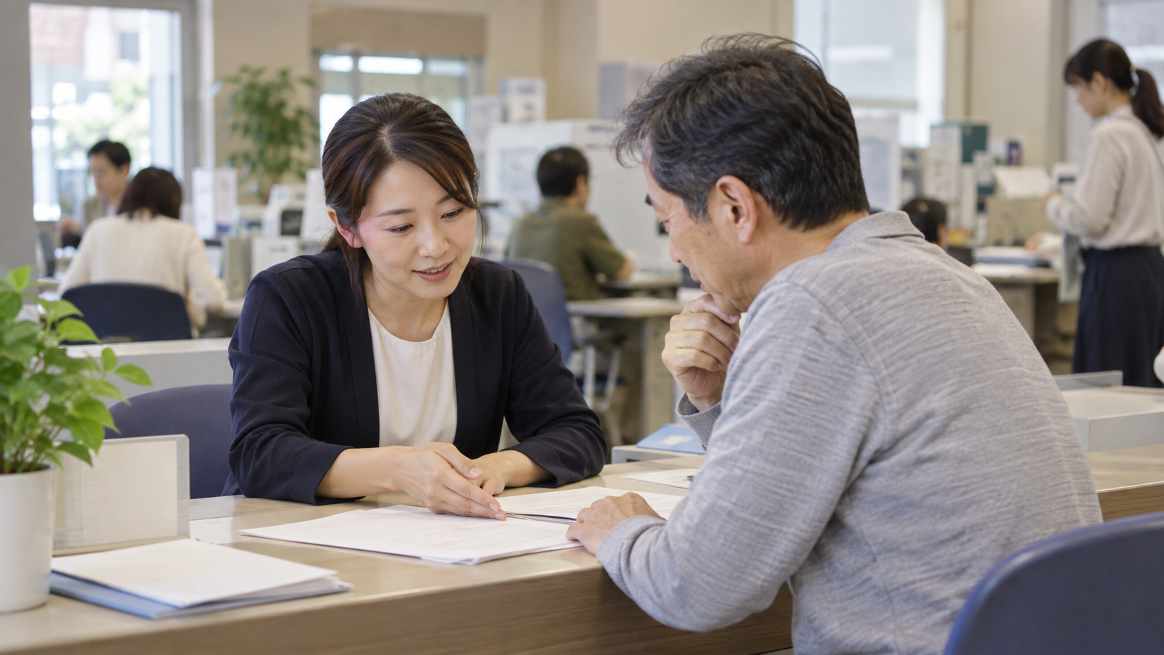 窓口で必要書類を相談する様子