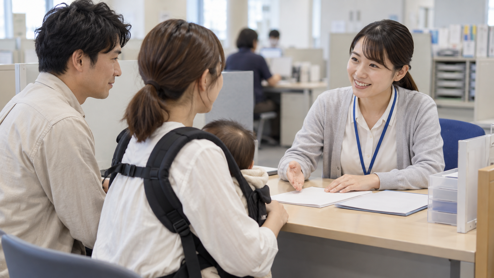窓口で制度を相談する子育て世帯