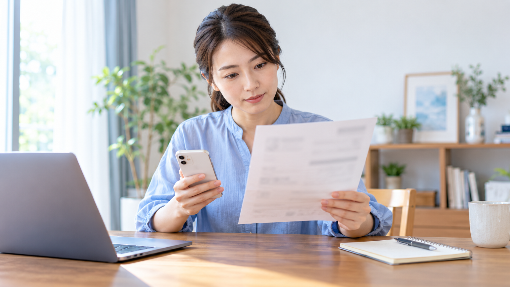 請求書を見ながら利用サービスを確認する人